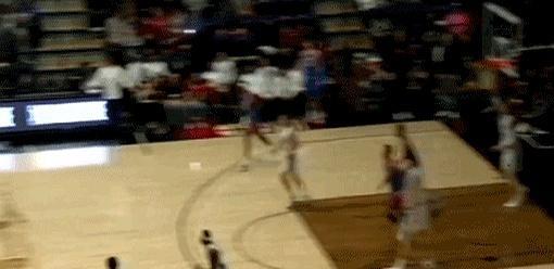 22分+17板，他只用两节
 
这球我在现场。第二节剩7分12秒，他抓下前板，没