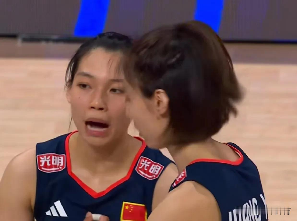【中国女排迎战加拿大，庄宇珊、王媛媛率先发力拿下第一局】
第一局比赛，中国队开局