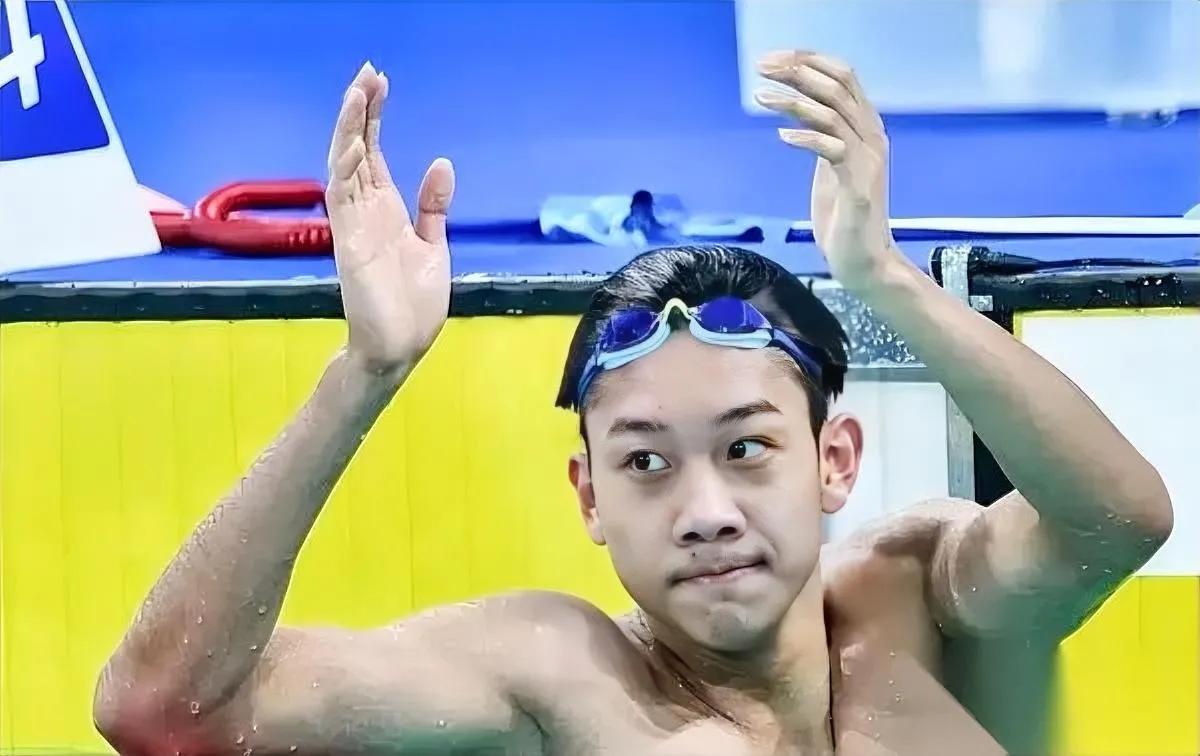 张展硕比赛真要命！

1500米把人心脏游停了

跟费立纬全程贴身肉搏，前100