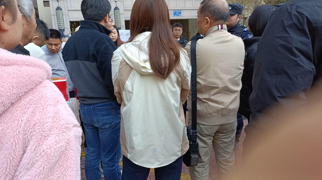 小区车位紧张，物业搞了个摇号抢车位活动，这就意味着有一半人没有车位。
作为老业主