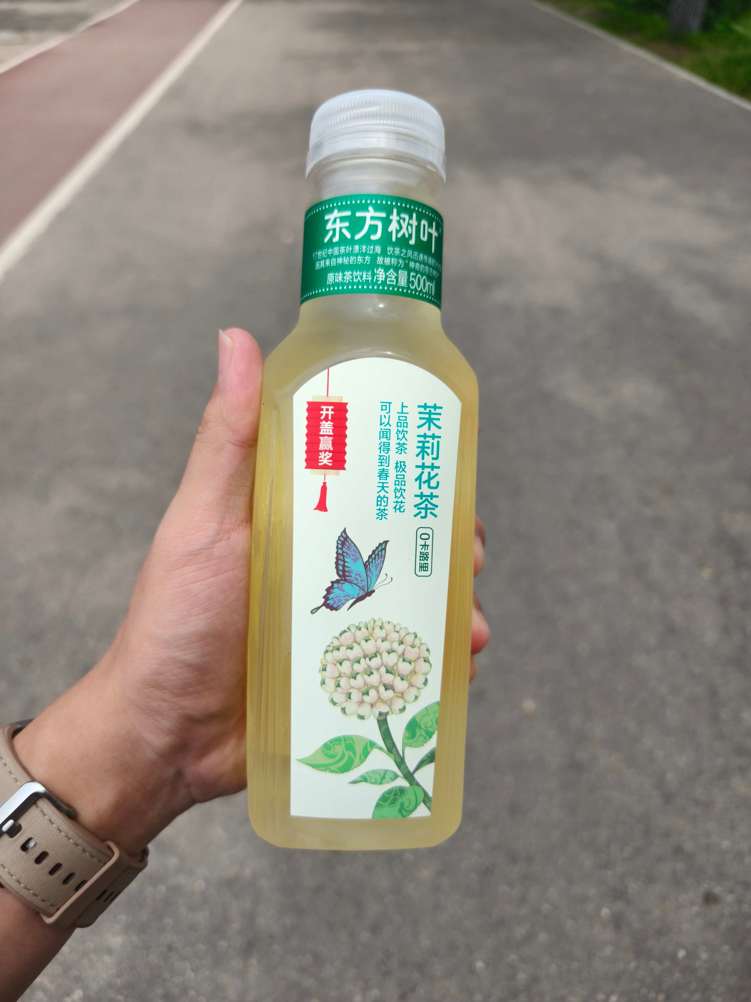 我靠，这种自动售卖柜的价格比外面要翻一倍，付完款我才看见10块，平时外面卖5块的