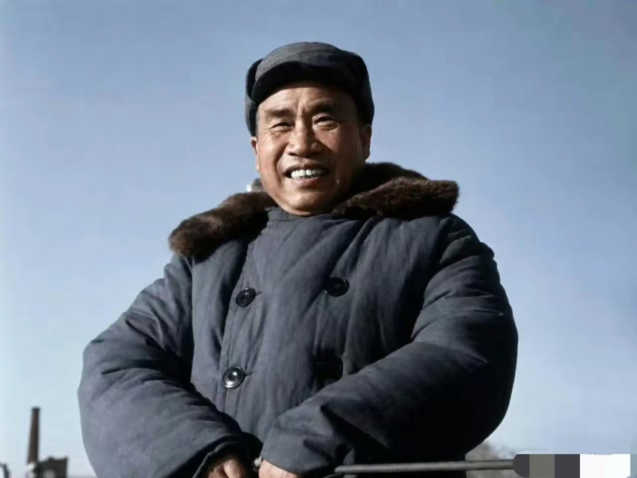 珍贵老照片欣赏。照片里，朱德元帅笑容质朴爽朗，粗布棉衣裹着风霜，眉眼间尽是从容豁