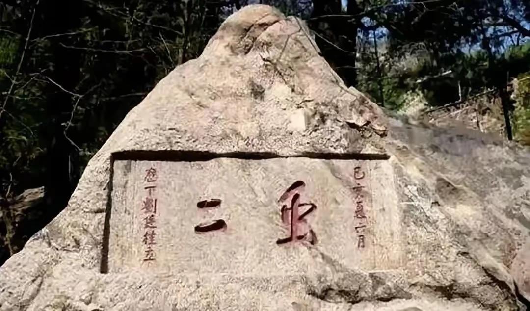 “虫二”这玩意儿真的很妙。它是繁体字“风月”去掉外框演变来的，寓意风月无边。杭州