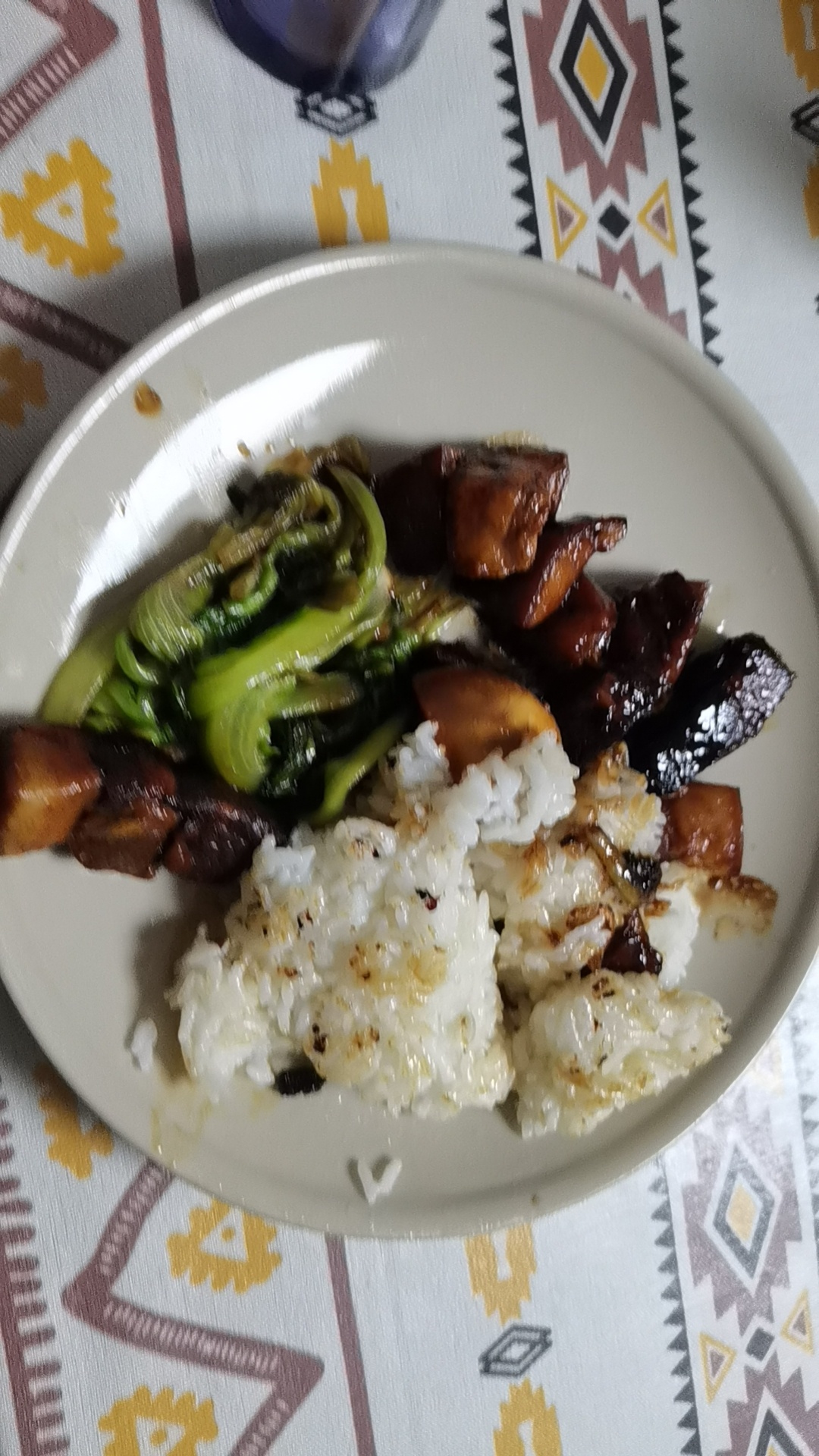 吃自己做的炖肉就是很开心就是家里没生菜了炒了半天就炒出来两口而且我发现肥肉真的很