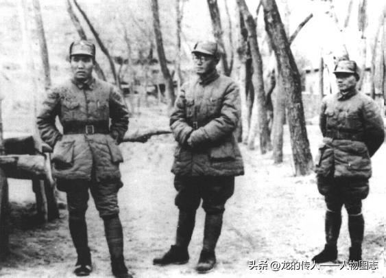 抗日战争中期，李达(左)与刘伯承(中)等在太行山区