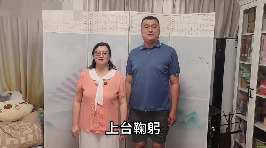 “公式相声”开创者李宏烨又整新活了。

一开场李宏烨穿着大裤衩就上来了，看样子应