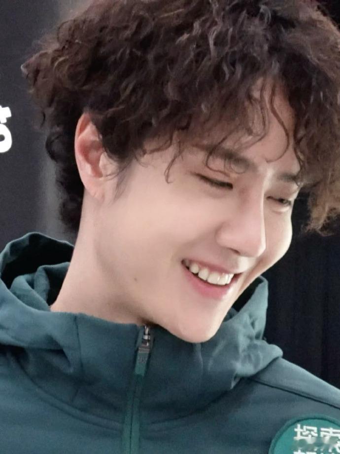 王一博低头露齿笑带着这一点小害羞和可爱的样子！简直就是戳中了我的心巴！是我们的卷