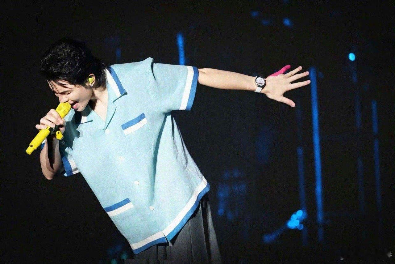 萧敬腾在千问下红包雨 跨年倒计时，一起干杯吧！雨神等你创作专属视频，隔空碰杯，把