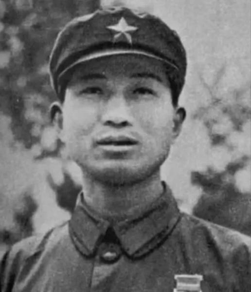 1979年，一名战士在中越边境巡逻时，突然发现前面的玉米地里有动静。他们慢慢靠近