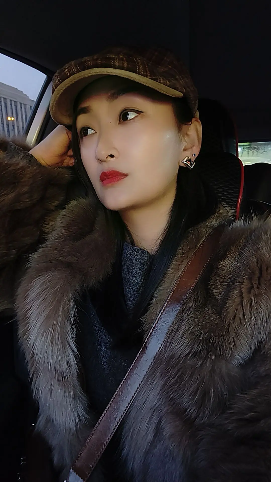 ✨冬日氛围感拿捏住了！😎毛茸茸外套配格纹帽，车内随拍也高级～💄红唇...