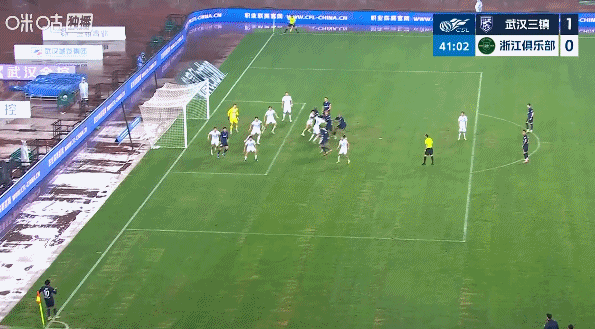 武汉三镇vs浙江队 比赛第41分钟，武汉三镇进球！卡迪斯头球破门！！！武汉三镇1