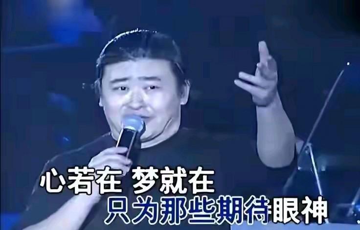 刘欢老师才63岁。
很多人只记住他雄浑开阔的歌声
却不知道，他后半辈子，一直在和