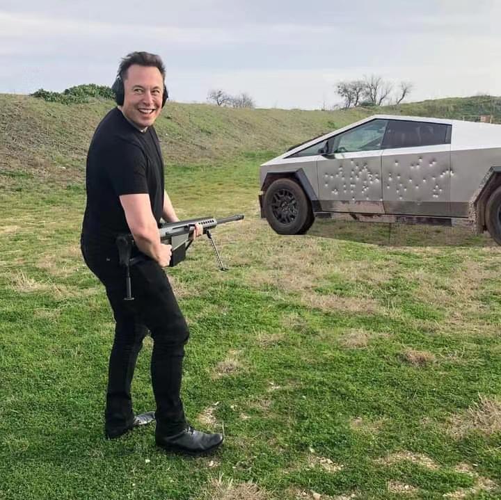 还是马斯克会玩，当全球车企跟着特斯拉搞一体化压铸工艺的时候，老马已经端上机枪展示