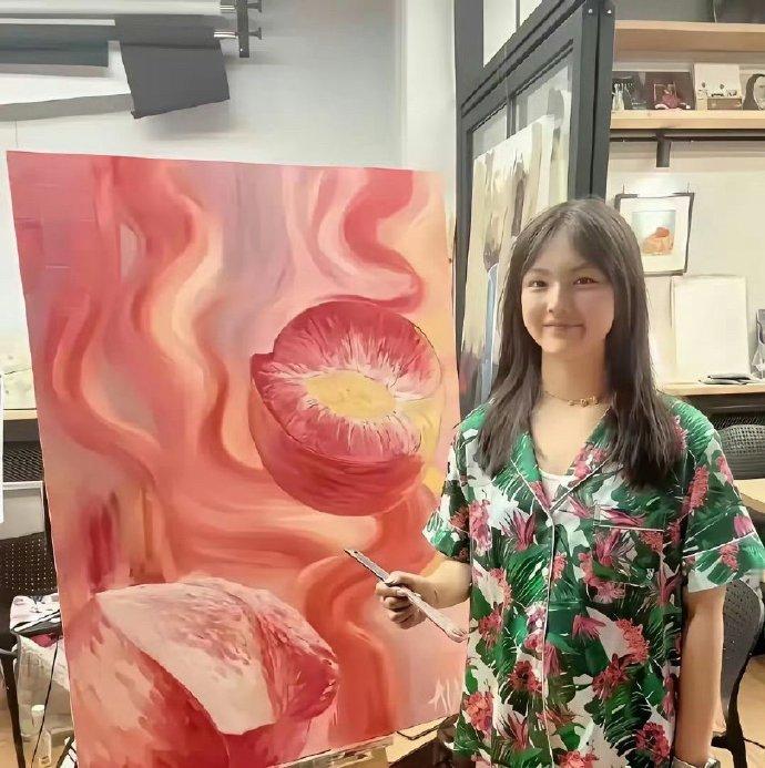 左边是冯小刚女儿的画，右边是李湘女儿的画，你们觉得她们有绘画天赋吗？ 