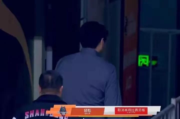 克里斯的庆祝动作吃T，个人看了录像回放后没有像徐昕那样有割喉，就是像捶胸顿足的一