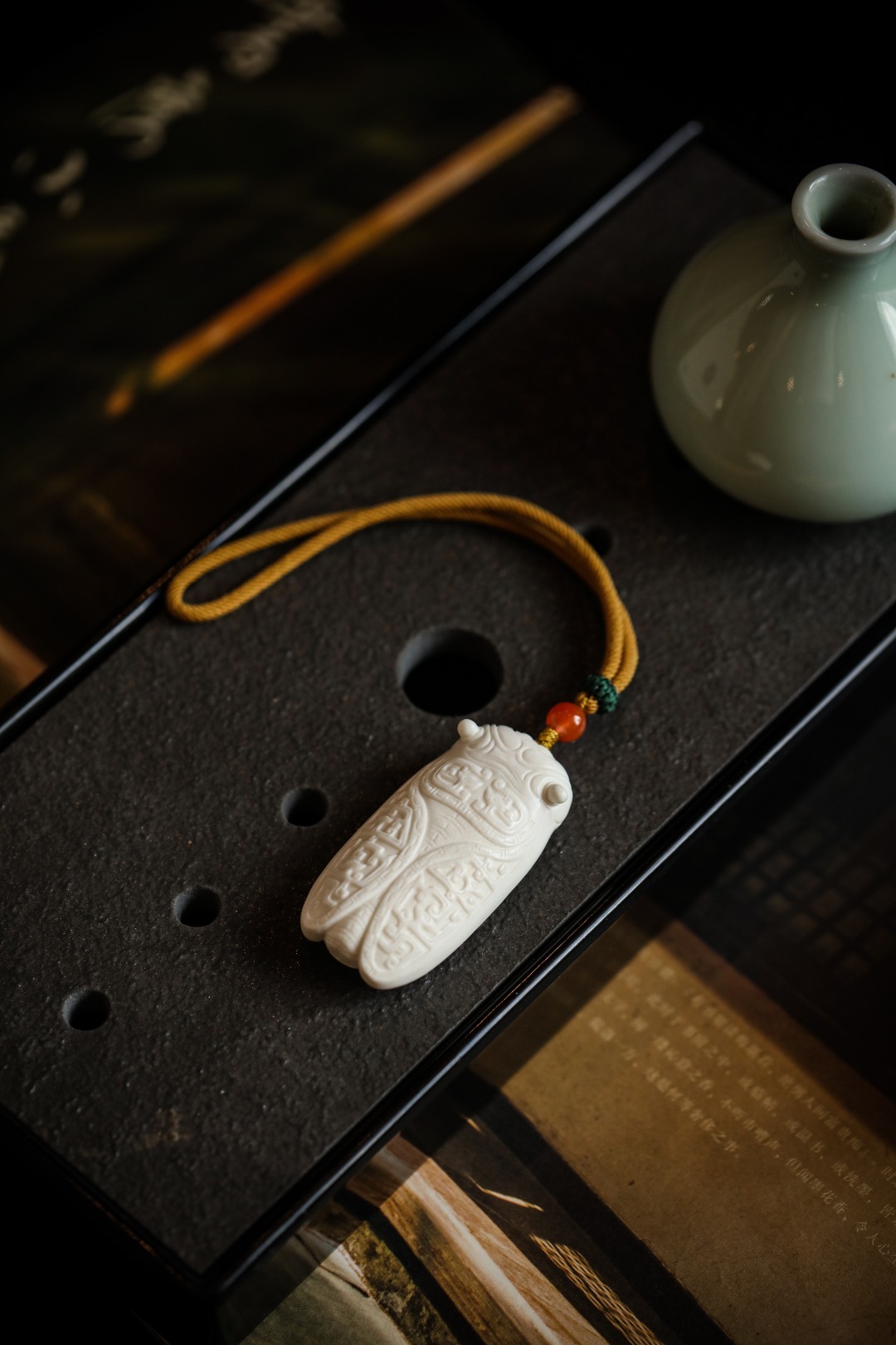 鹿角 古纹·蝉 | 手把件料质洁白细腻，手工雕刻；形制传古，蝉翼雕琢青铜纹，文风