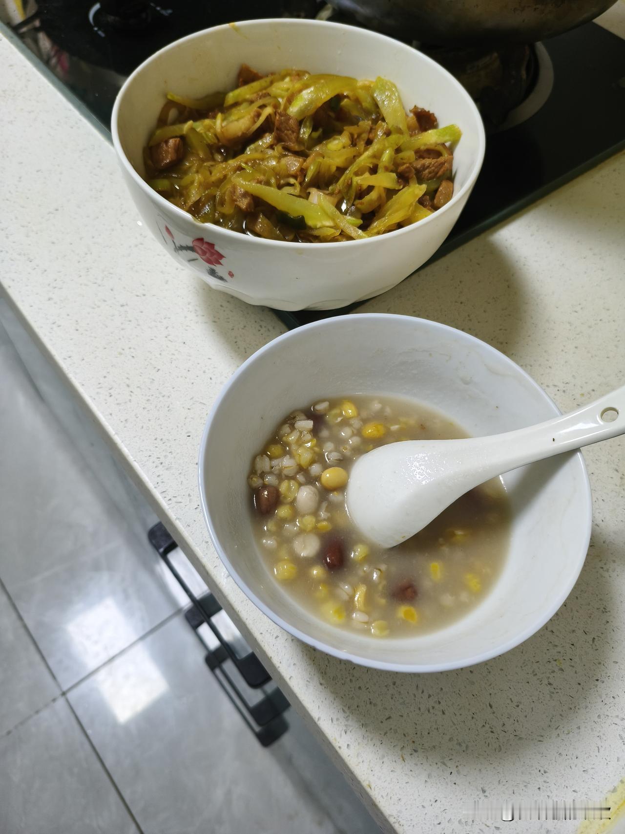 前段时间，我三妹给我表哥的儿子介绍了一个对象。

没想到，两个小年轻见了几面。我