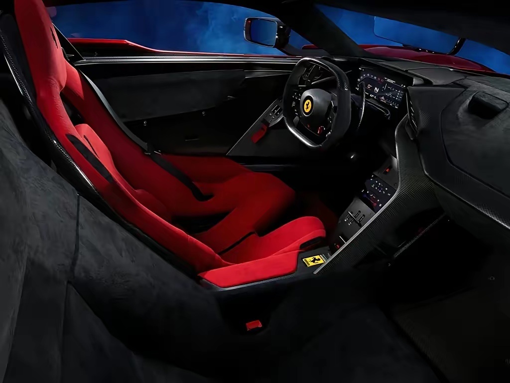 跟大家直白说吧，法拉利F80就是把F1赛车直接改成了能上路的车。首先看性能，它的