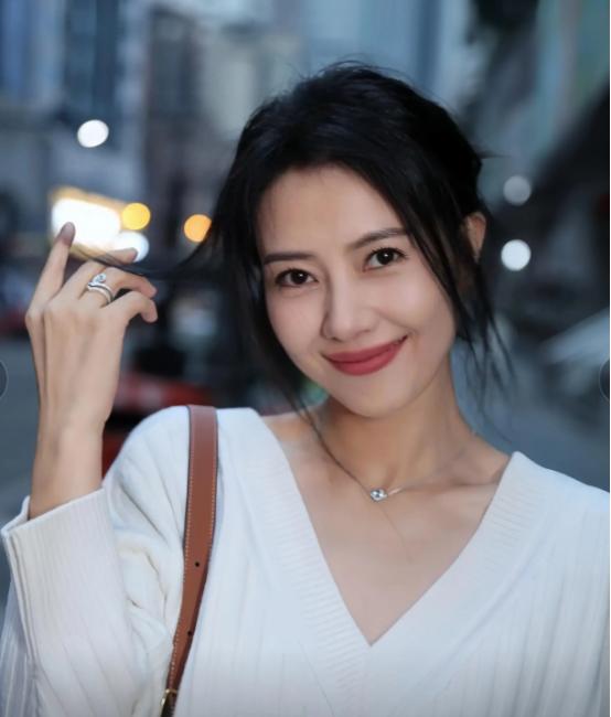 2000年，出道不久的高圆圆迷恋上了张亚东，发起倒追。5年后，高圆圆问：“你什么