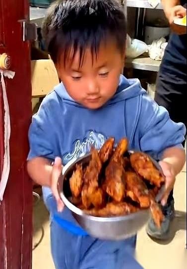 那个叫“三行”的孩子，曾被无数网友断言“以后大概率是个傻子”。
当年这孩子刚出生