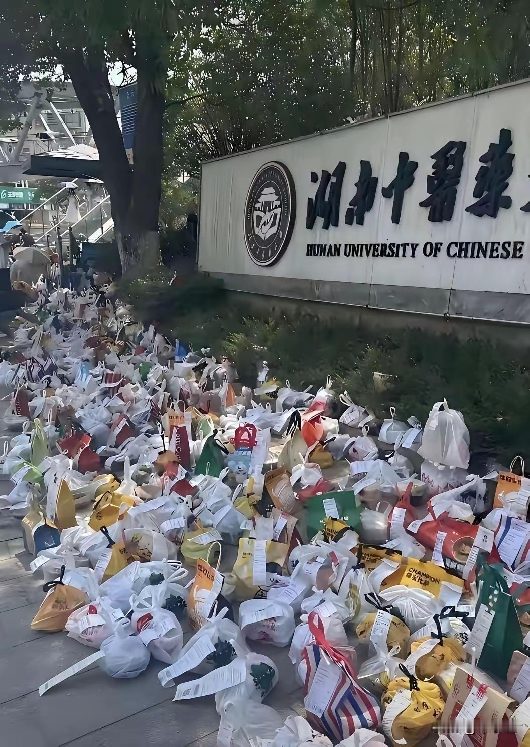 在两所高校门口都看到了这样的一幕
是什么原因造成的呢
学校饭菜不合口味
还是学生