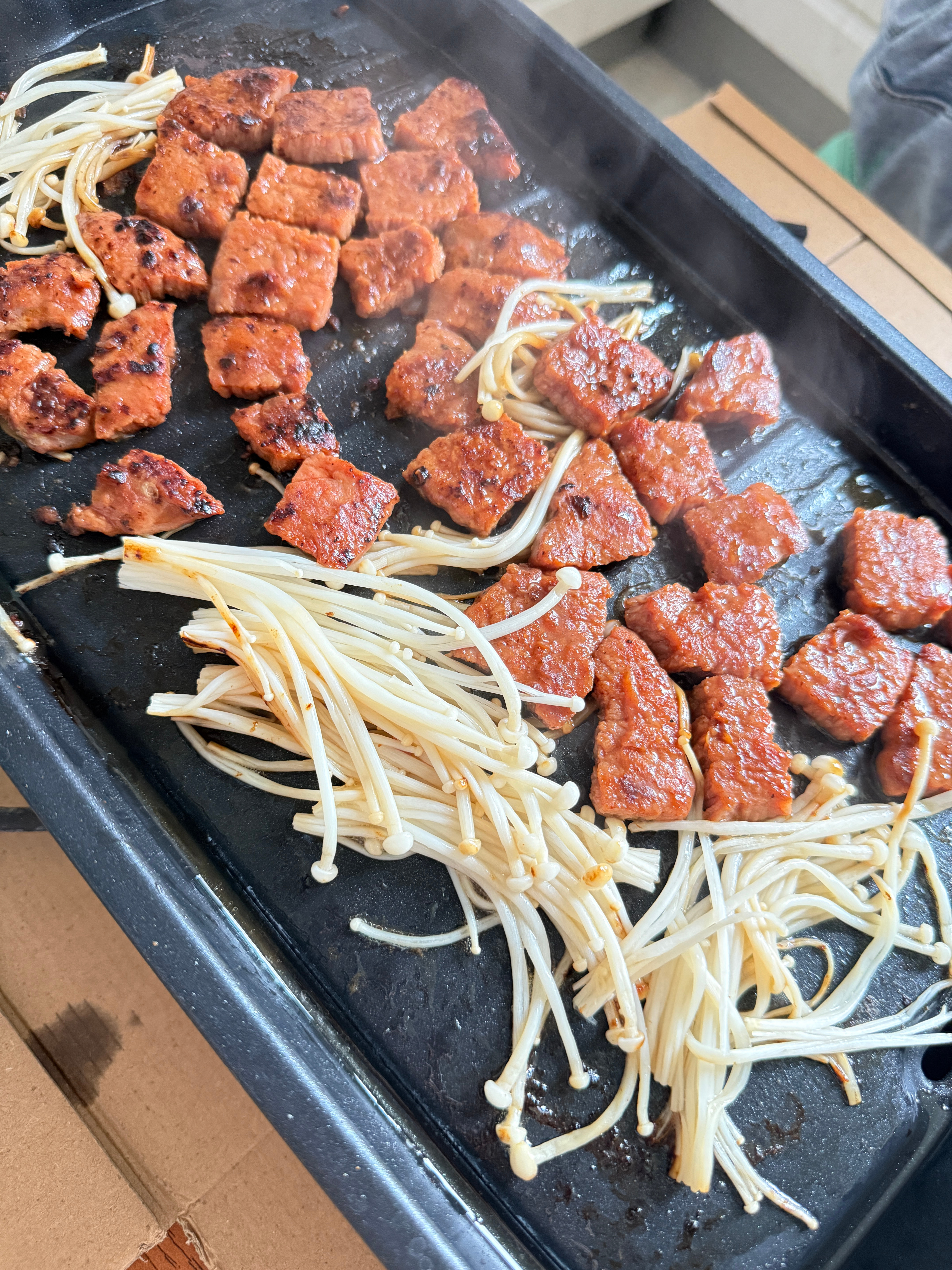 开着窗户在厨房吃烤肉～ 