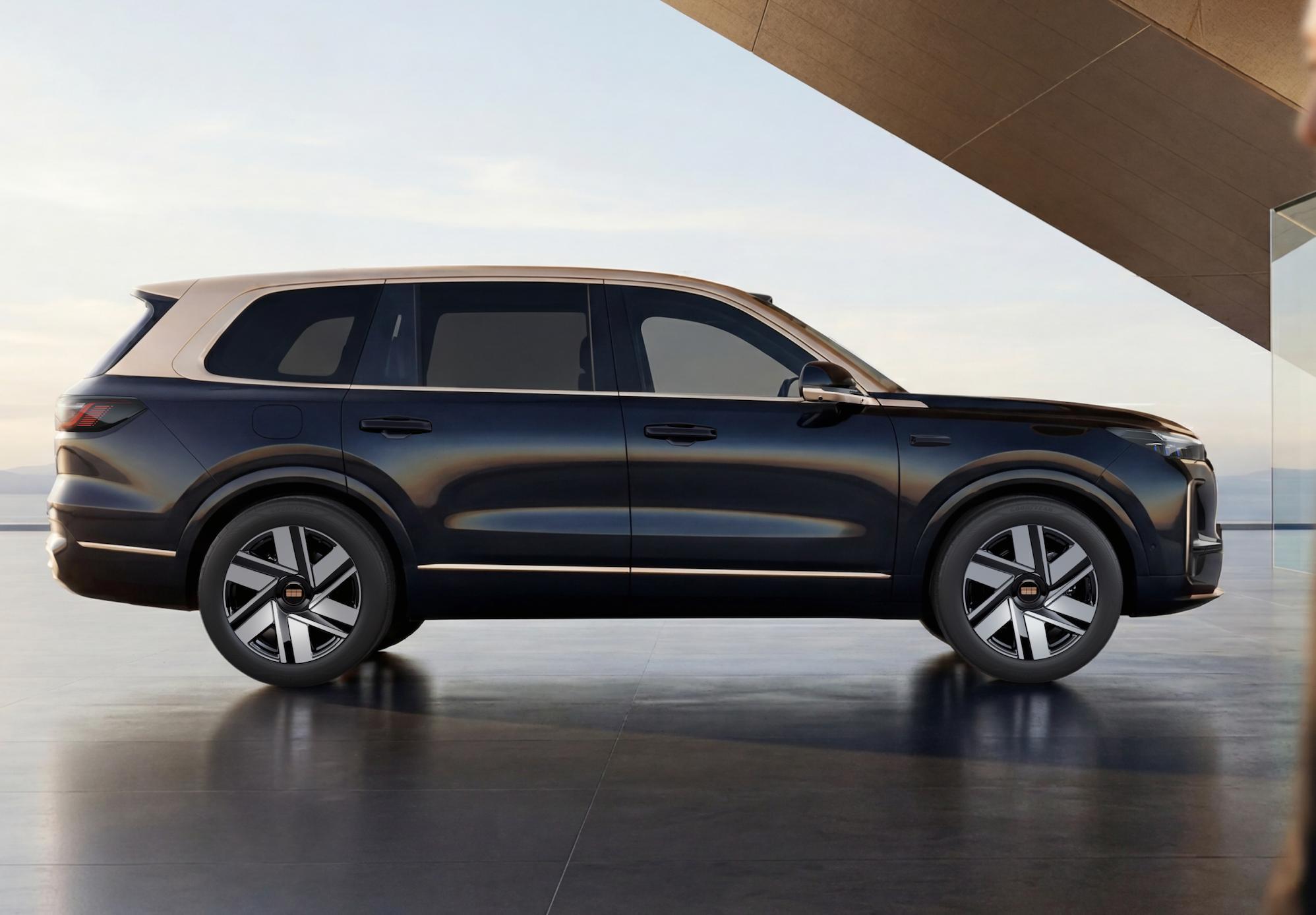 吉利银河M9高定版官图发布，定位插混中大型SUV，采用专属双色外观配色和高定内饰