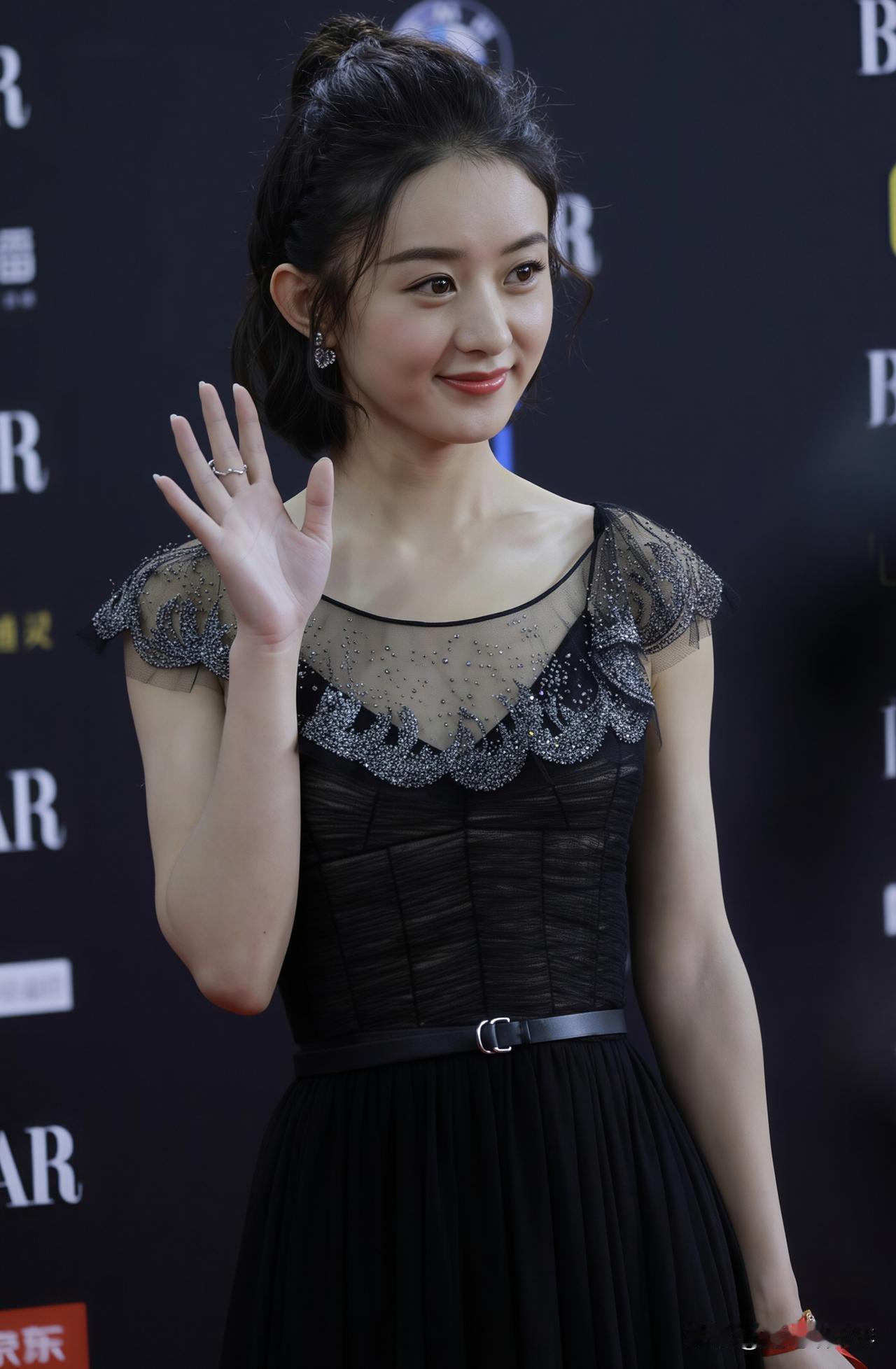 赵丽颖芭莎慈善夜生图出圈，黑裙公主美得闪闪发光

刚刚落幕的2026芭莎慈善夜上