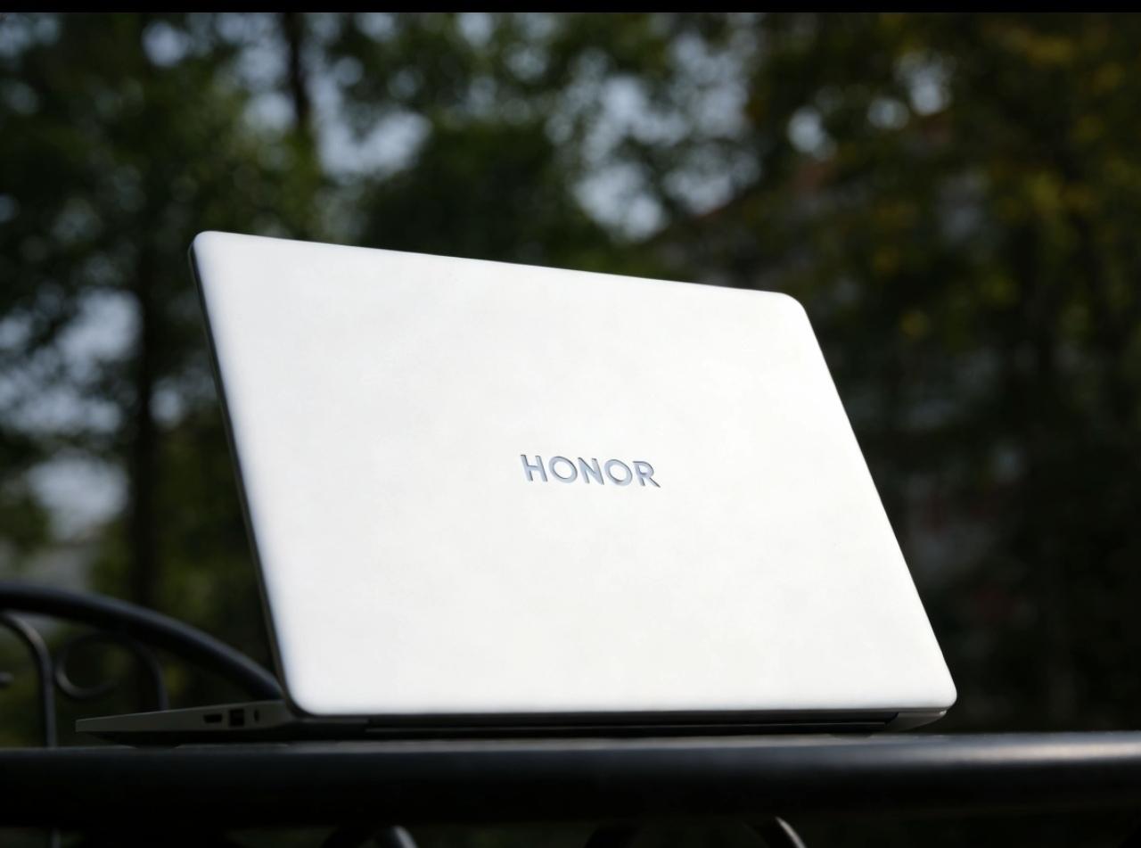 荣耀算是给长续航杠上了！笔记本也不放过。

提到长续航这应该算是荣耀的标签了，手