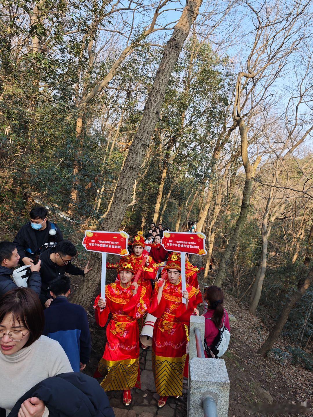 #天下第一财神庙现百米祝福名册迎财神# 这届网友可真幸福，居然可以把昵称写到百米