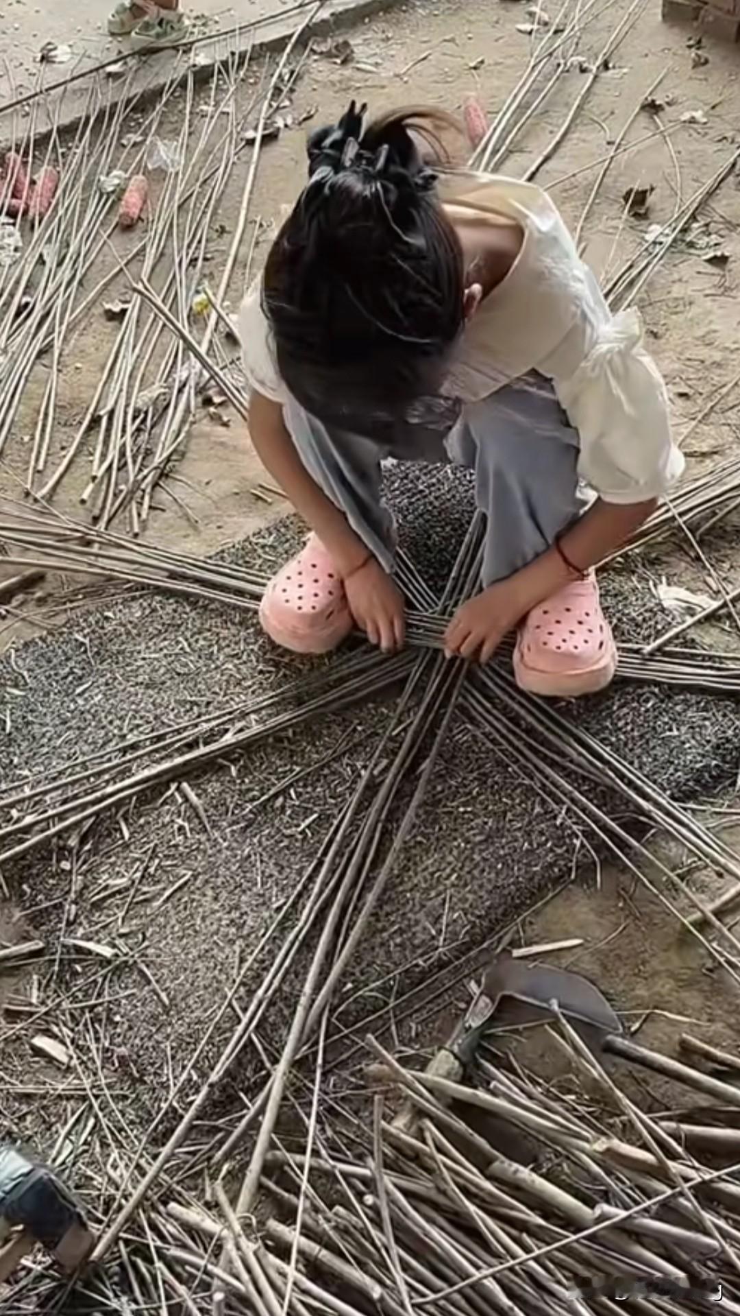 这一看就是爷爷带大的孩子！

河南一女孩，年纪轻轻就掌握了一项古老且实用的技能，