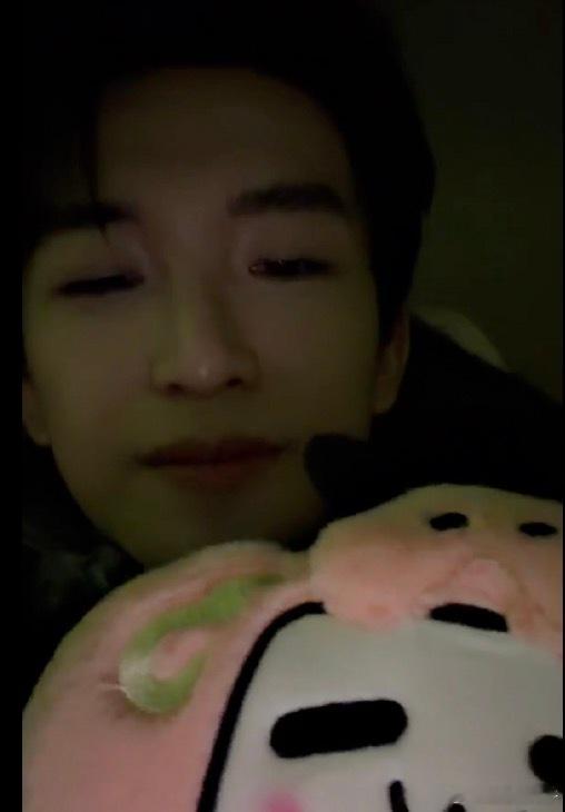 黄子弘凡直播谁看了黄子弘凡录完2025B站跨年晚会就开启疯玩模式，说自己是自然光