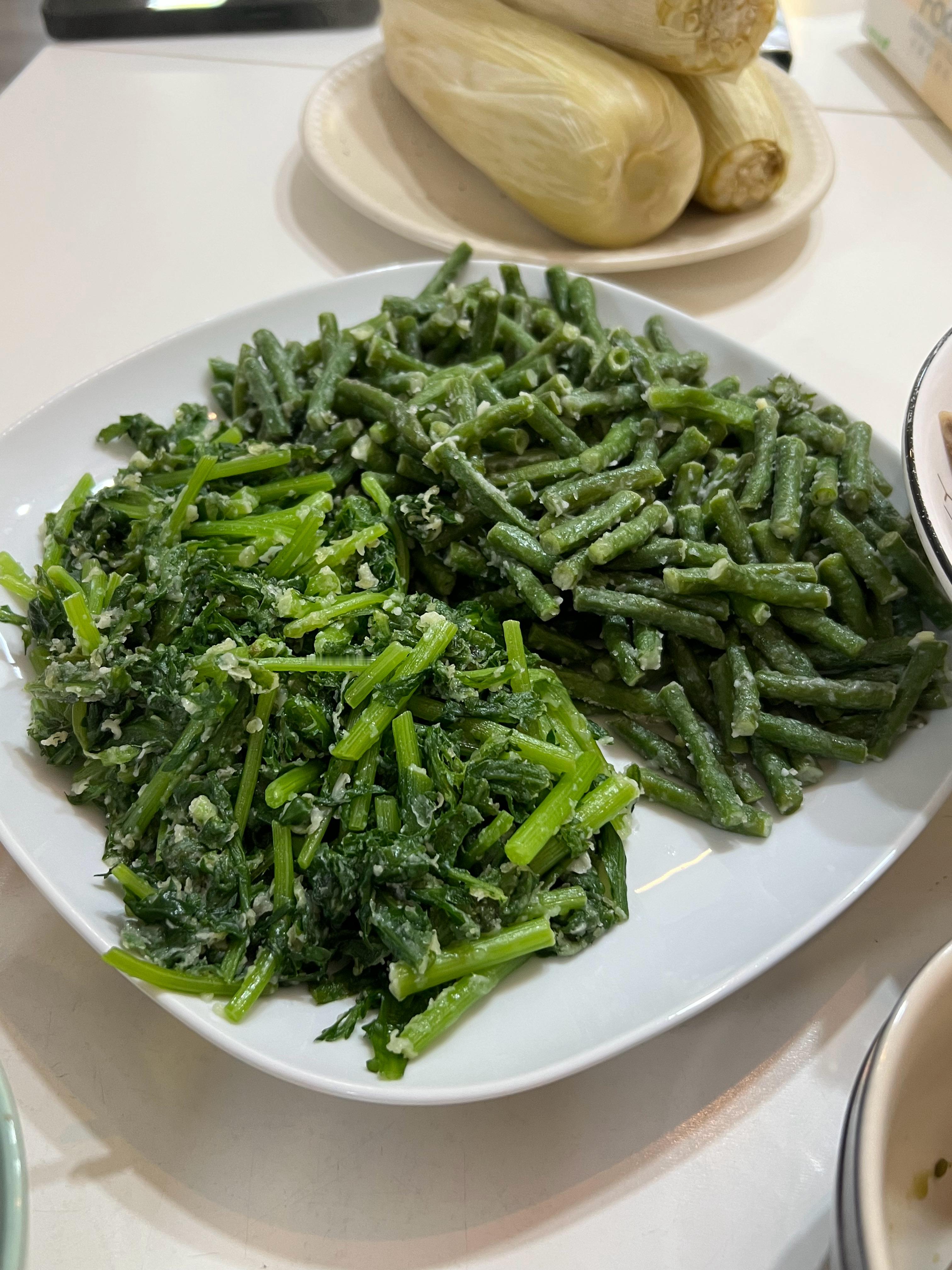 我邯郸老家有一个菜叫做“蒸菜”就是拿蔬菜和面粉蒸熟，然后蘸蒜汁和辣油很健康，你们