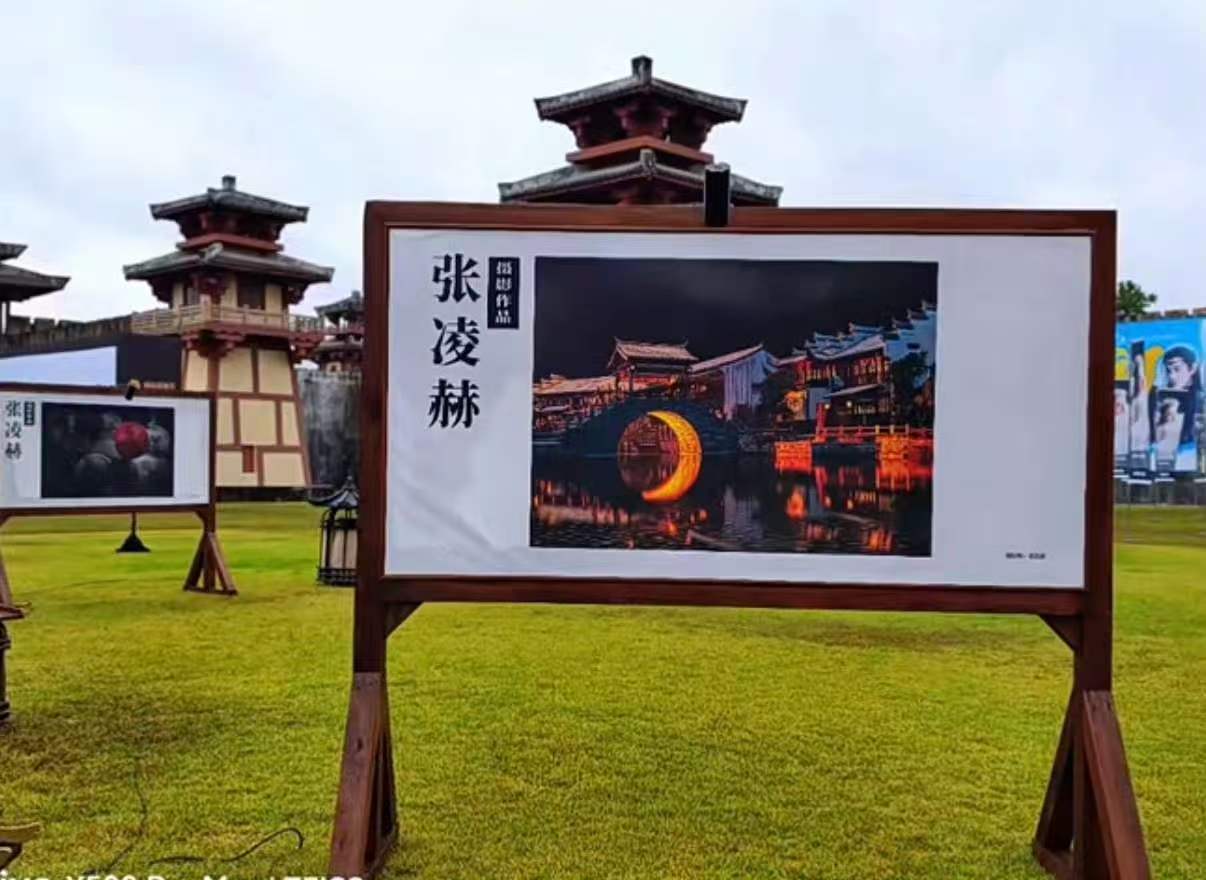 横店展览了张凌赫摄影作品 横店展览了张凌赫的摄影作品，该说不说，这摄影技术真的没