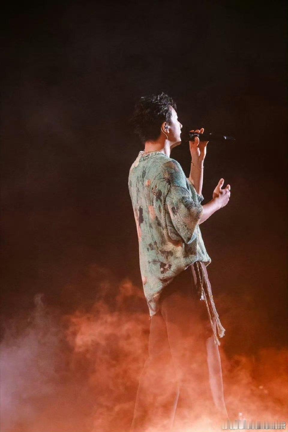 我当牛马十年了韩庚还是这么能打 看到韩庚官宣舞台的瞬间，真的有被拉回青春的感觉。