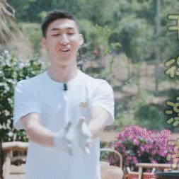 武大靖笑得太大声了开始滑的时候，韩国在美国前边，大靖含蓄地说：美国要是能追上一个