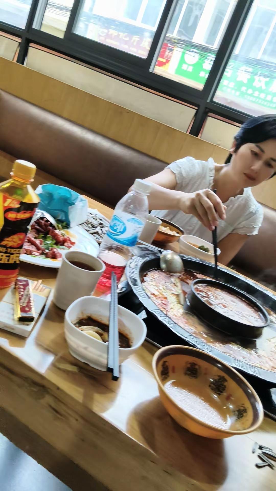 酒杯里有今天呢情绪，也有明天呢期许，上了头，红了脸，眼也红了，酒跟人一样，淡了没