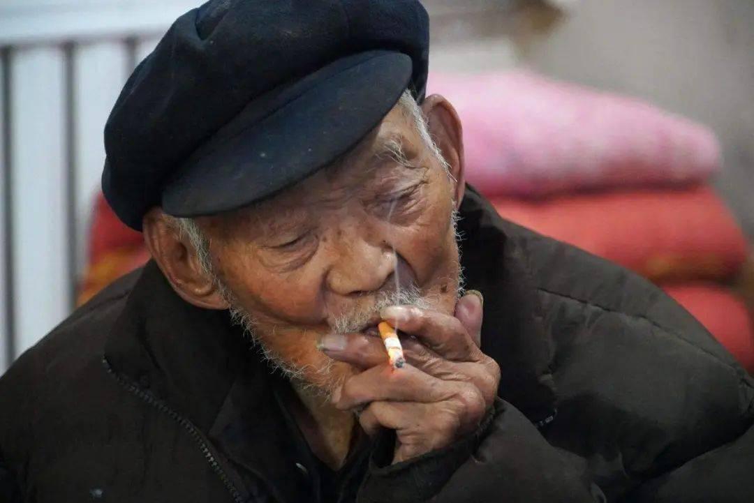 为啥老人身上总有一股味？50岁后远离4个习惯，或许能改善

