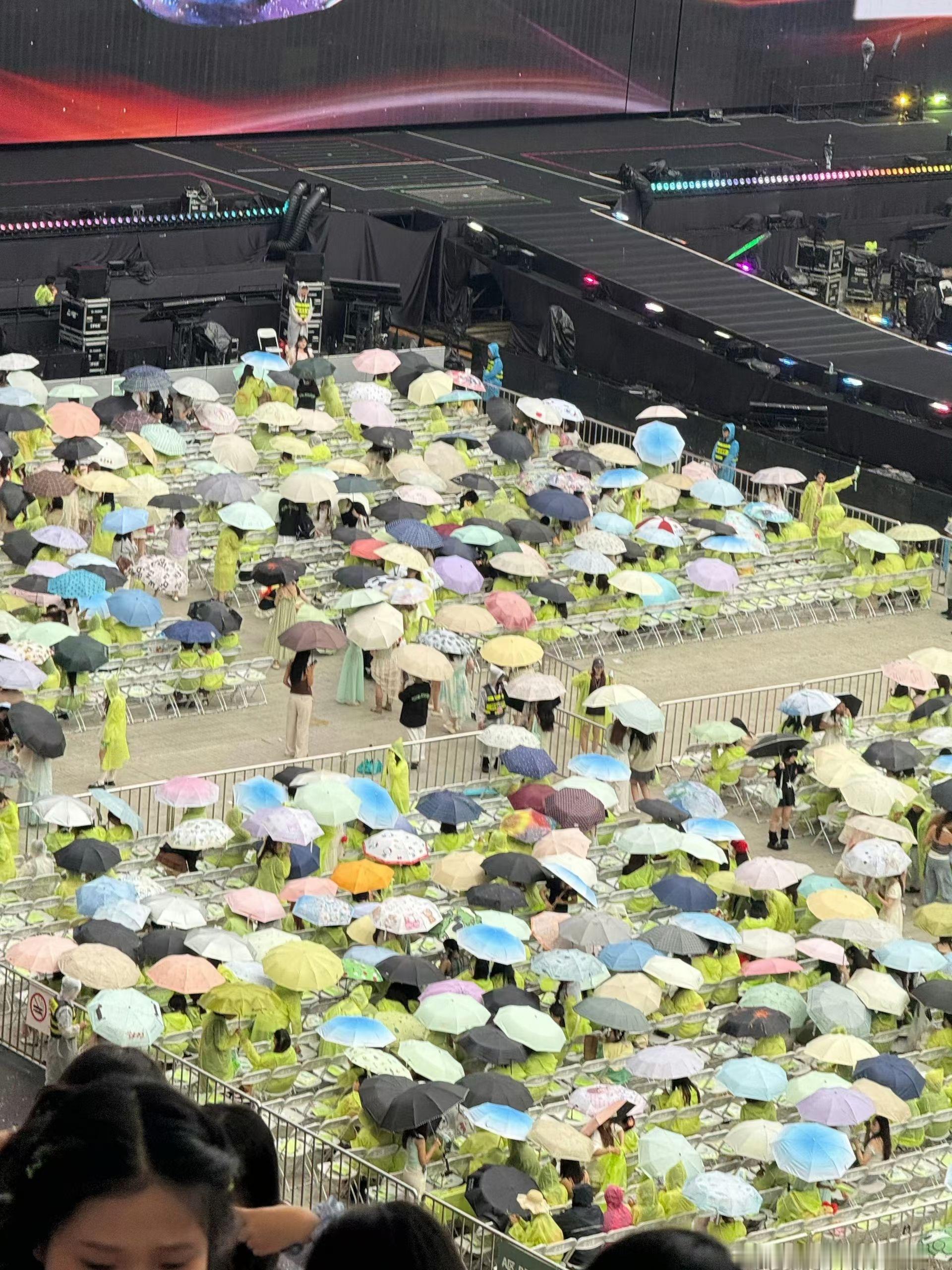 怎么渐变蓝雨伞出现在了别人演唱会？你们猜是谁的？ 