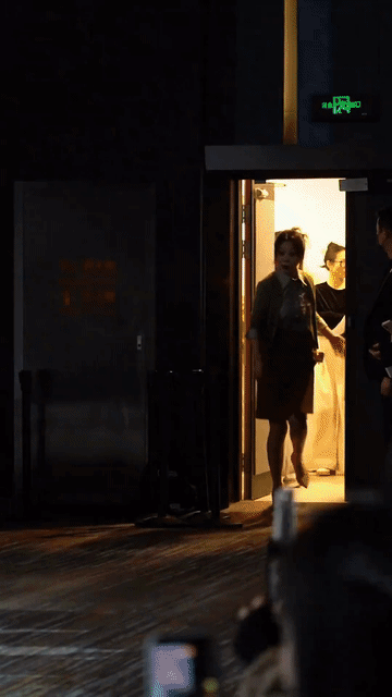 闫妮是怎么做到这么歪歪愣愣且优优雅雅的上场的？又怎么做到随性松弛且风情万种的？闫
