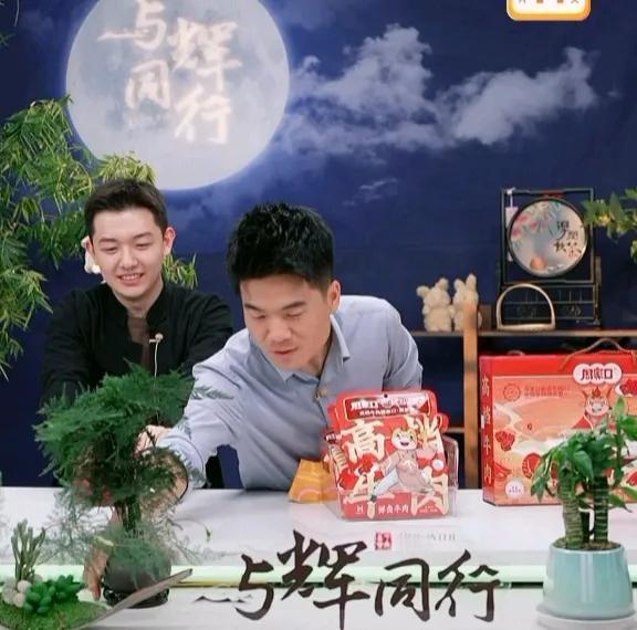 有道理！一次，董宇辉和董董在闲聊，这时！有网友在评论区遗憾感叹“我买的文竹养死了