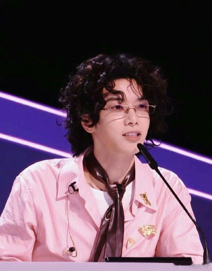 华晨宇卷毛小羊声鸣远扬直播华晨宇的卷毛小羊造型，是今日份的快乐源泉没错了 