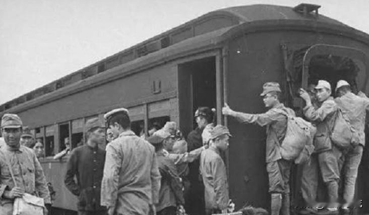 1943年，东北火车站，地下党抱紧两岁女儿过哨卡，四十年后他才说出：那声“叔叔”