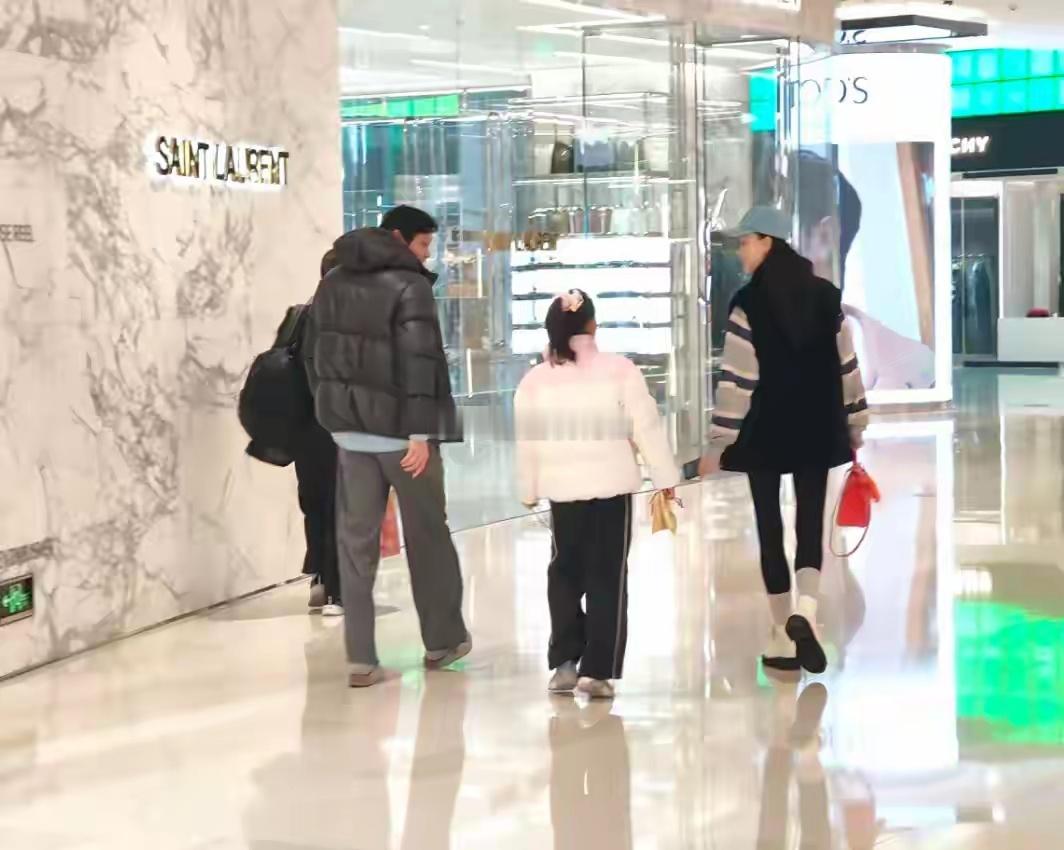56岁范志毅陪妻女逛街，小17岁老婆好瘦，一双腿比9岁女儿还细 