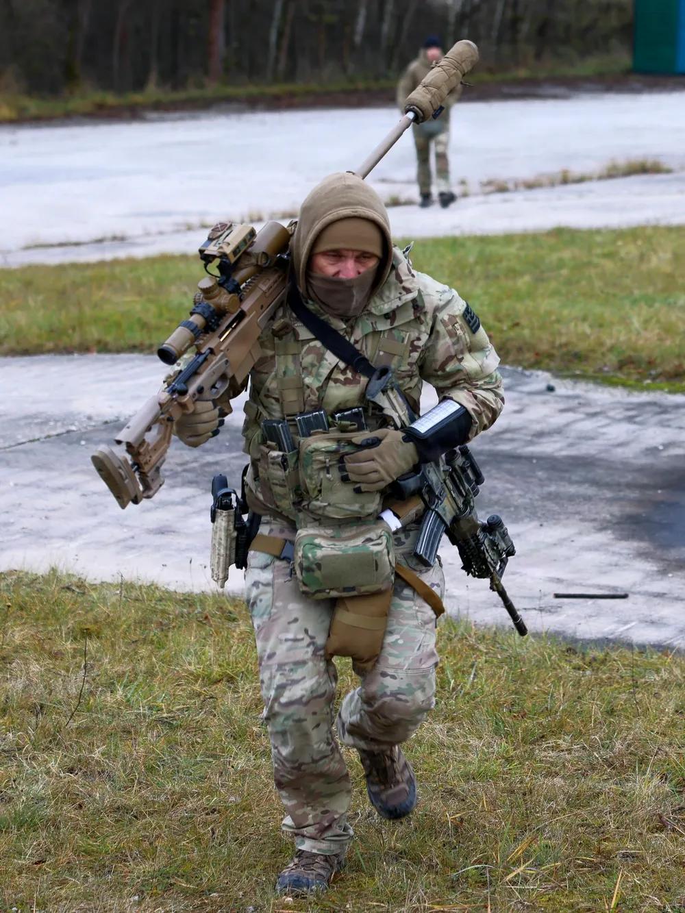 俄乌战争让美国深刻认识到狙击手的价值。
2025年11月18日，一支狙击手小组在