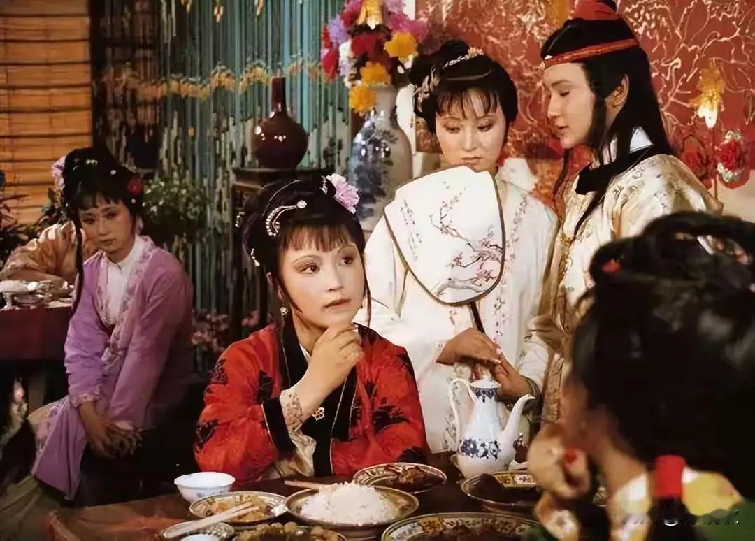 上联：红楼惊醒千秋梦
下联：亦真亦幻一世情