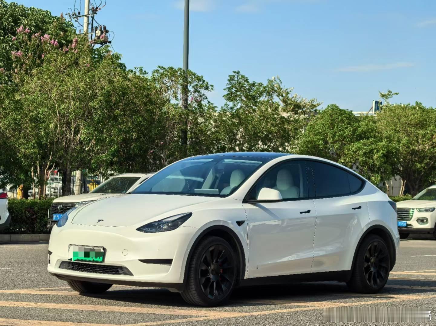 最新车源：23年8月上户，特斯拉model Y，选配白外白内，大轮毂，2.6万公