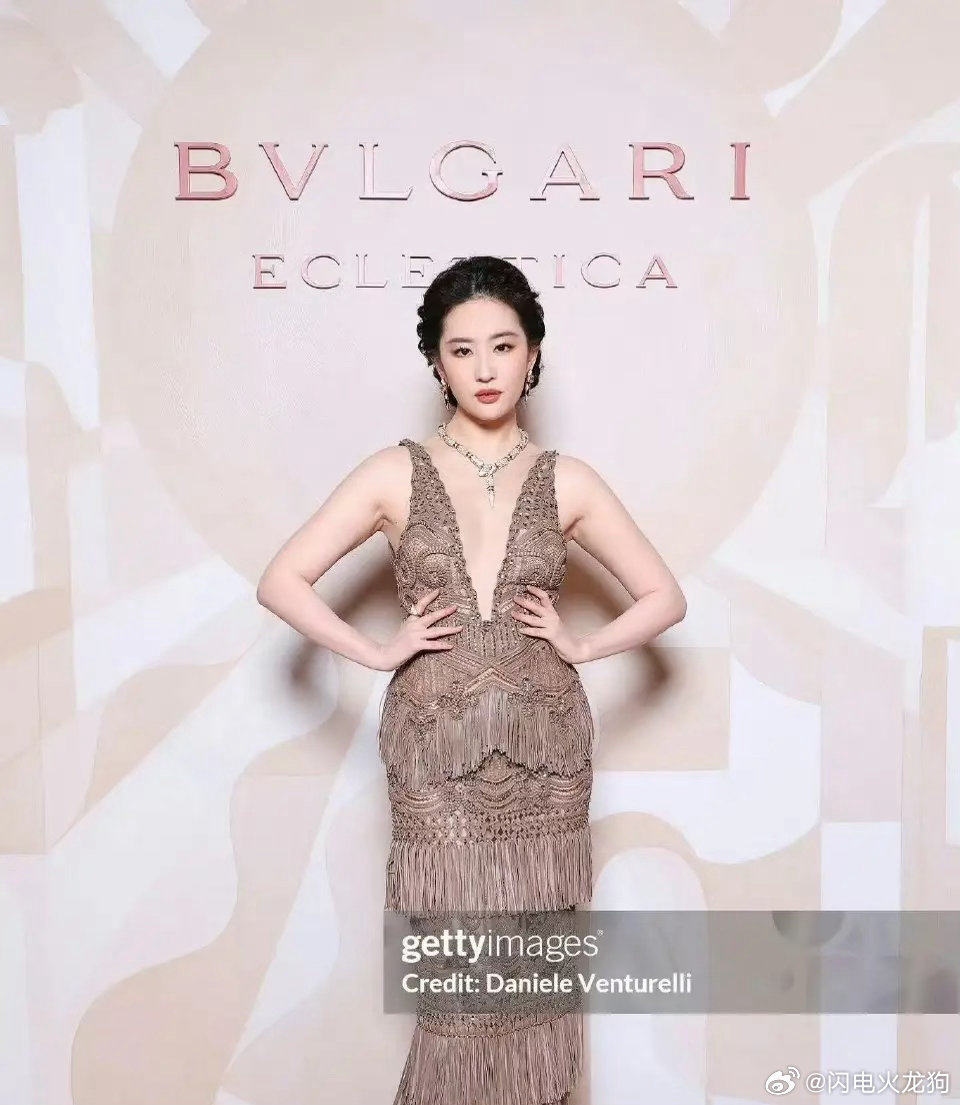 刘亦菲的生图 比同龄人能打的地方，面部线条流畅，没有任何科技感，完全原生态的年轻