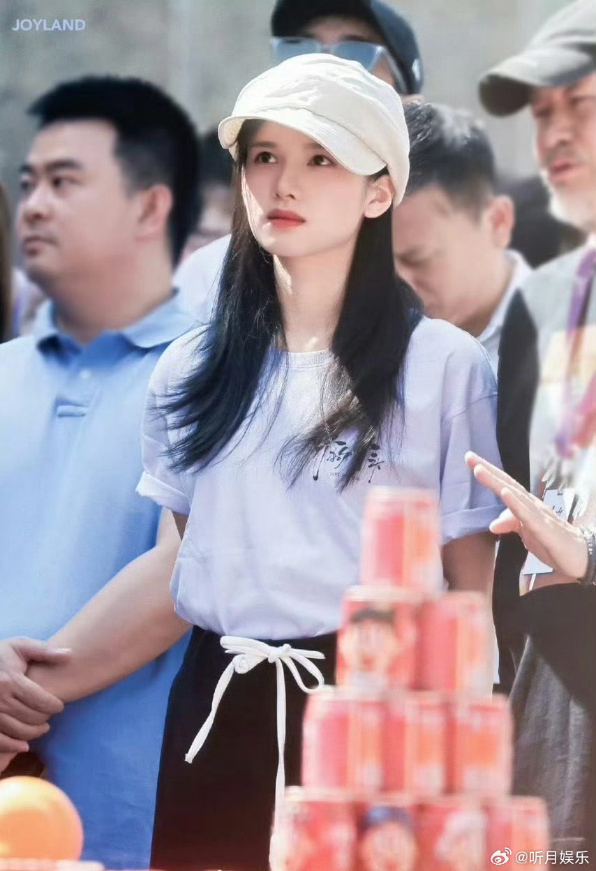 张婧仪野狗骨头开机图🈶️ ​​​