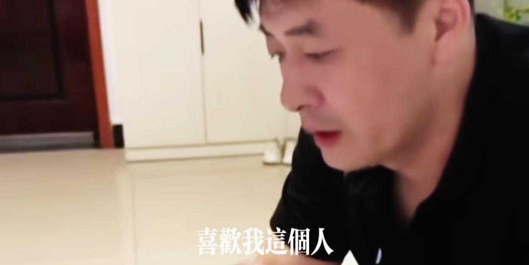 网友在教河南的“张雪峰”说话。
     河南的“张雪峰”——陈平，看上去很稳重